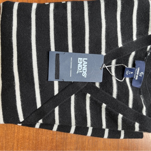 NWT CASHMERE Lands' End women Black and White V-Neck Sweater - Picture 6 of 8